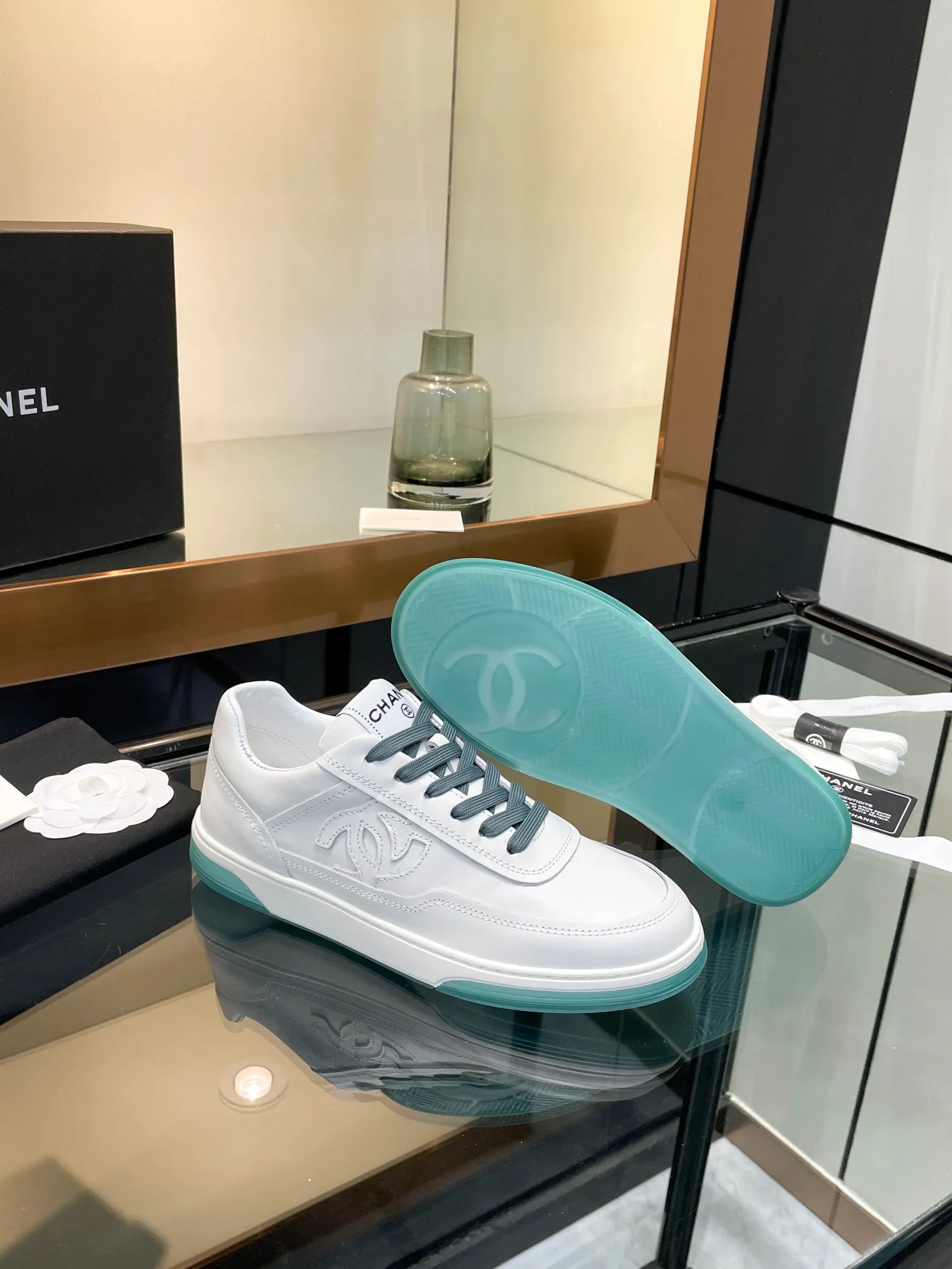 👟👟Ex-factory price 520👟👟Chanel Chanel 25SF latest model full leather panda color white shoes casual sports shoes skateboard shoes original purchase and development production Xiaoxiang C Home Another super popular item in the counter, loved by Internet celebrity bloggers and sisters, and various praises on social platforms. It is very popular, has a high texture, is breathable and super spring and summer. Seeing this issue always arouses the inner desire of girls for fashion. The latest suede material, classic black and white color, full of fashionable feeling on the feet, easy to care for. Fabric: Original customized imported cowhide material. Lining: Customized soft sheepskin lining. Sole: Original molded TPU non-slip outsole. Bottom thickness: 2.5CM. Size: Women's size 35-40 (custom-made sizes 40 are non-refundable)